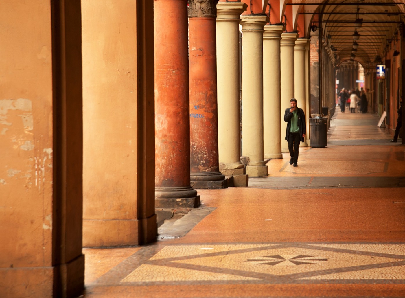 Bologna revakları altında yürüyen bir kişi